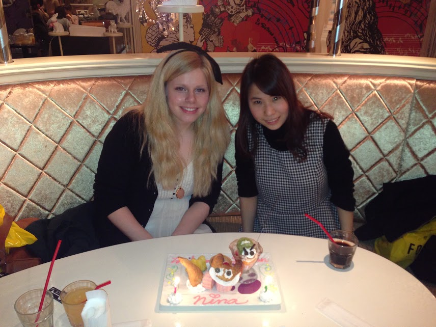 日本に来たニーナと（アリス好きのニーナとアリスをテーマにしたレストランにて）