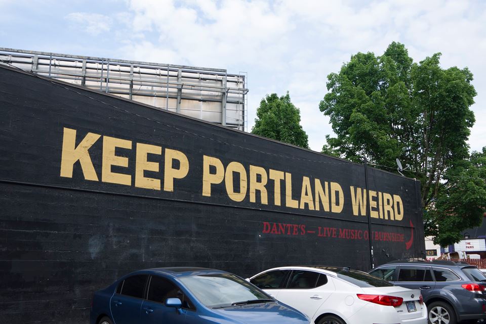 “Keep Portland Weird” ポートランドの人にとっては合い言葉みたいなもので、ポートランドを変てこにしていこうぜ！という意味の看板。 ポートランドはLGBTに優しい、つまり聖書（キリスト教）気にしない、変わった文化があるのです。これにより、奇抜なサブカルチャーが発達しました。