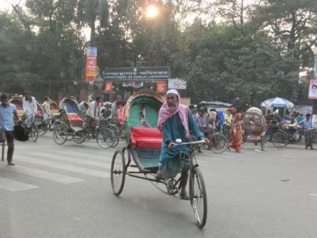 バングラデシュでの移動手段の一つリキシャ。、