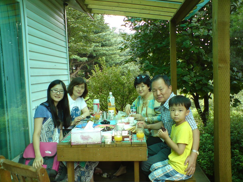 別荘の小屋の掃除。親戚の子どもと韓国語でポケモンの話をして盛り上がったそうです。