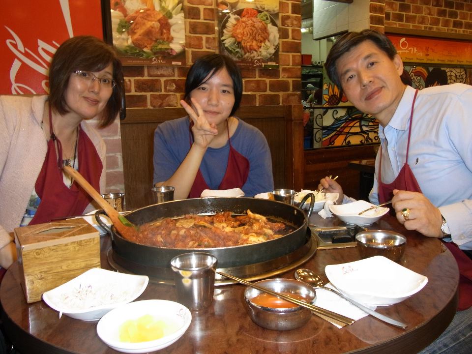 ホストファミリーと食事に行った時。韓国の大学のミスコンで優勝された娘さん。